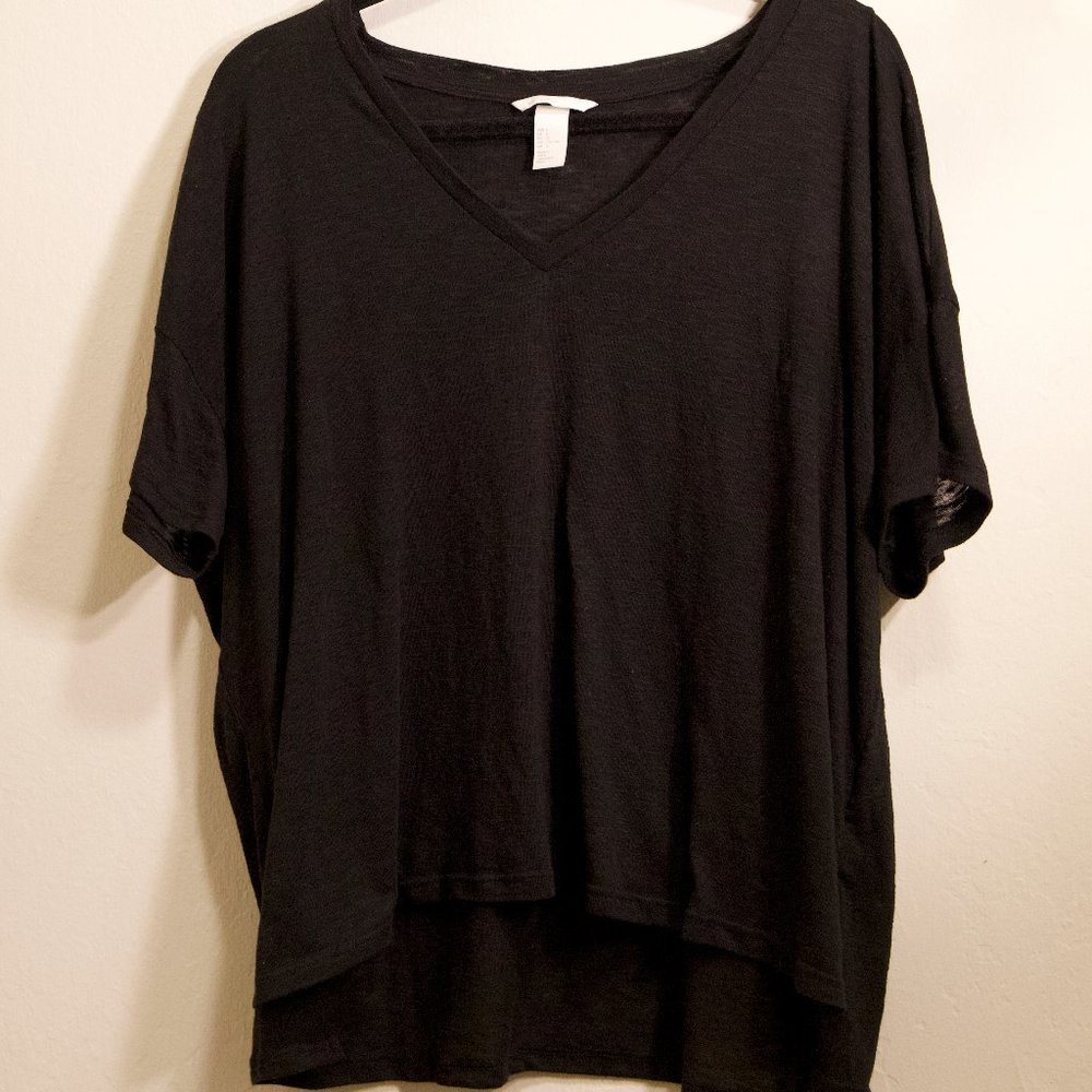 Womens: H&M - Black V-neck Tee (L)